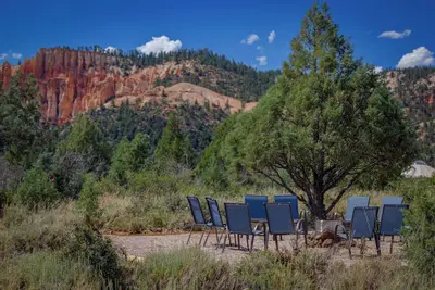 Image de Clifftop Mountain View Yurt. Hot Tub. Between Zion/Bryce #6