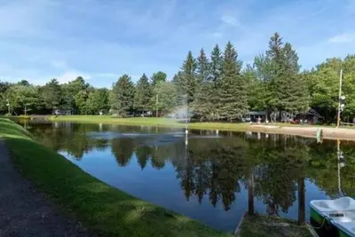 Image de This rustic cabin is only 30 minutes from Quebec \ncity. Lake view, small beach.