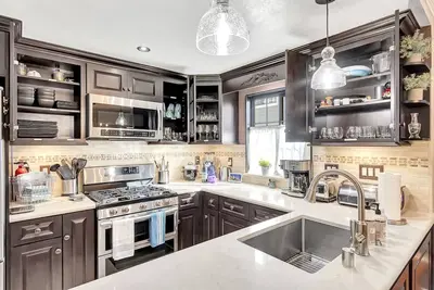 Image de 3br, 2. 5ba Luxury Condo w\/Pool & Spa in Desirable Madison Heights in Pasadena