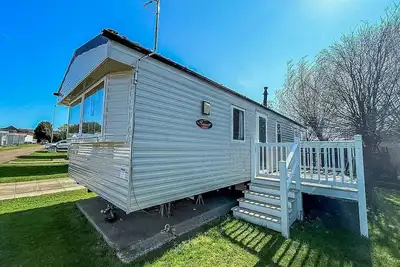 Image de Great 6 berth caravan with decking at Manor Park in Hunstanton ref 23017b