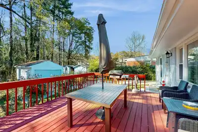 Image de Beautifully renovated home with tree-lined deck, firepit & fireplace