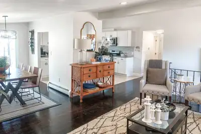 Image de Stylish Hyannis Hideaway! 5 min from Main St!