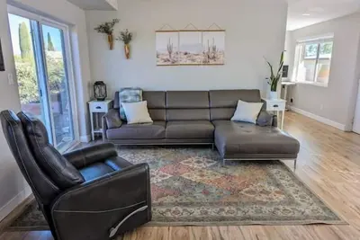 Image de Trailhead out front door! Peaceful & private. Patio w/ mountain & city views.