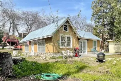 Image de Sequoias Creekside/Vintage Yellow Cottage