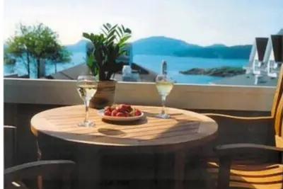 Image de Water View! Luxury Starboard Suite-- walk to cafes, shops, galleries & beaches.