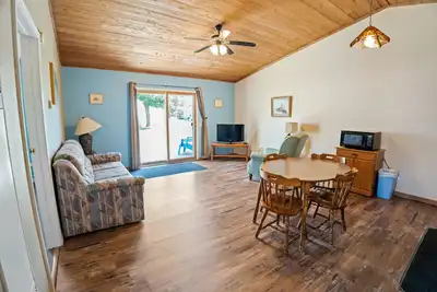 Image de #9 Thomas' Parkside Cottages. 2br Beach walk-out to Lake Huron, downtown local