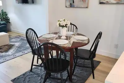 Image de Centrally located and close to a variety of attractions. Cozy, comfy, modern.