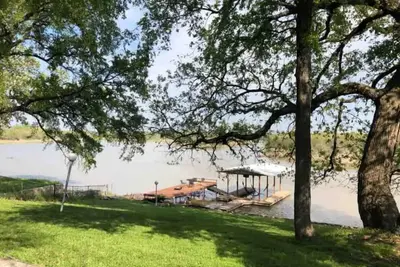 Image de Secluded lake cabin - Waterfront with boat dock.