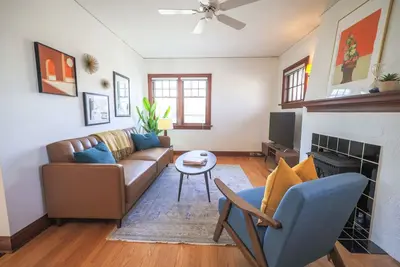 Image de Charming and Contemporary Inner-City One-Bedroom Heritage Condo