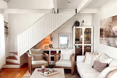 Image de Hygge carriage house in heart of Old Town Marblehead. Walk to everything Mbhd!