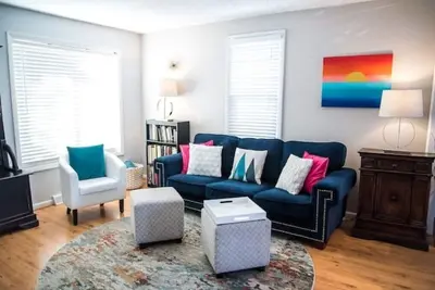 Image de Hip happy home in a hot hood! Pet- Friendly!