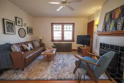 Image de Old-World Charm Meets Contemporary Furnishings: Inner-City Calgary Condo