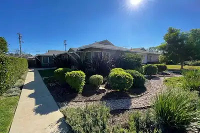 Image de Experience Modern Comfort and Convenience in This Stylish Serene Home!