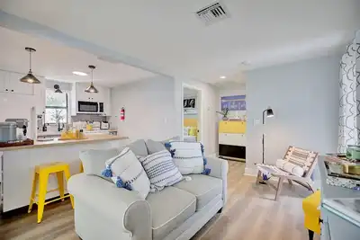 Image de Discover the charm of \"The Sebring Sanctuary\", a cozy getaway for relaxation.