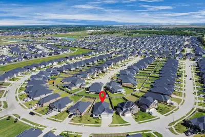 Image de Stunning and inviting experience luxury living in this exquisite 4br house.