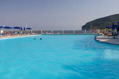 Image de Comfy Flat W/ Pool, Tennis Court & Private Beach!
