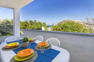 Trilo Li Russi 1: within walking distance of the marina