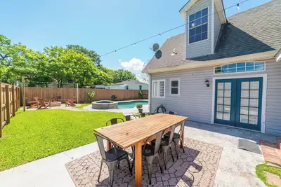 Image de 2-Story cottage w pool+bonfire
