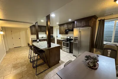 Image de Clean, Spacious basement apartment located at the mouth of Af canyon