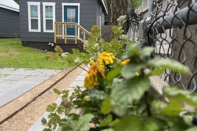 Image de Clean, modern guesthouse located in a central Austin.