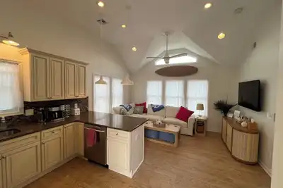 Image de 4 minute walk to the beach! Walking distance to restaurants and shopping!