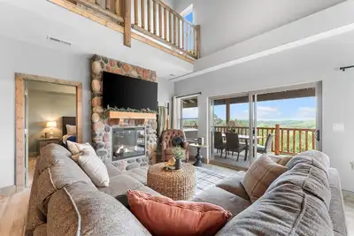 Image de Lakefront Haven with Indoor & Outdoor Pool Access, Hottub & Gym