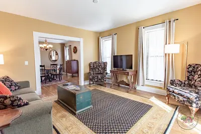 Image de Sugar River Suite - Your Sweet Escape in the Heart of it All!