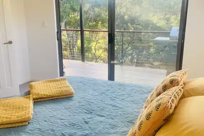 Image de Stunning new family home within the treetops. So close to wineries & beach!