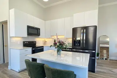 Image de Loft Apartment On Main - Sleeps 4