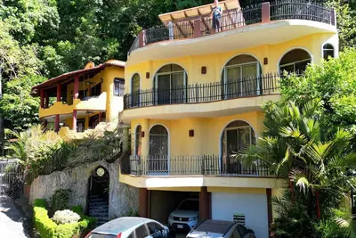 Image de Jungle Retreat 5 minutes to the Beach. Close to Everything!