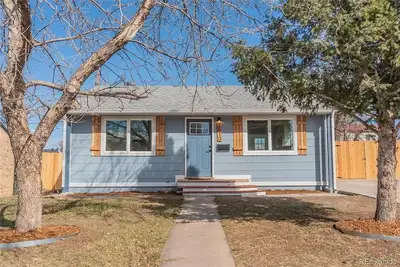 Image de Beautiful, Modern, Quiet, Comfy & Private with a Big Back Yard - 30+ day stays