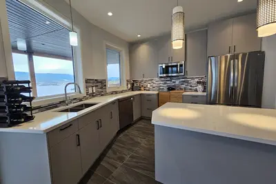 Image de Brand new property! Spacious! Big patio! Surrounded by vineyards! 180⁰ lake view