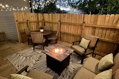 Image de Downtown - Glam Room + Patio & Fire Pit!