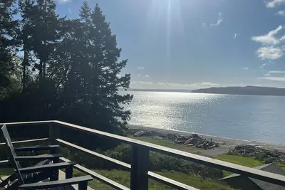 Image de Year Round Beachfront Escape. Mountain Views, Hot Tub, Dedicated Retreat Room