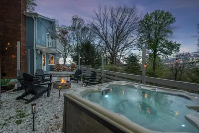 Image de 25 Min to Asheville ~ Game Room, Fire Pit, Hot Tub