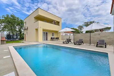 Image de Villa moderne avec piscine privée d'hydromassage