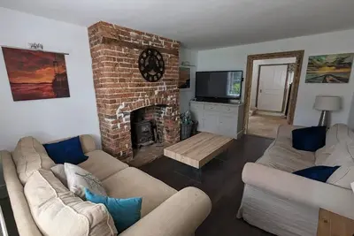Image de Three bedroom 16th Century terraced house yards from the sea with sea views