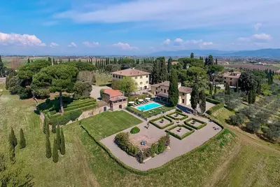 Image de Villa de Luxe avec Piscine Privée et Vue Imprenable sur les Collines Toscanes