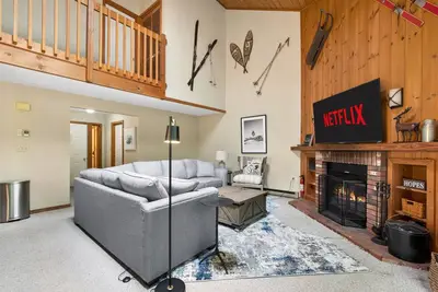 Image de Newly Renovated w\/ Ac | Pool + Tennis | Walk to Town | Sleeps 10