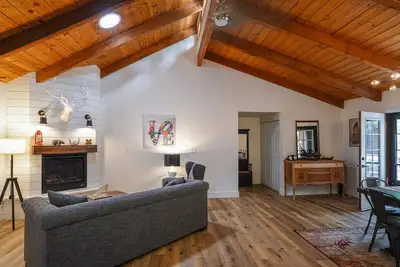 Image de Peaceful Cabin in the Tall Pines