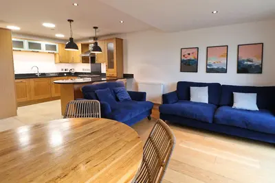 Image de Spacious ground floor apartment with patio garden, just metres from the beach.