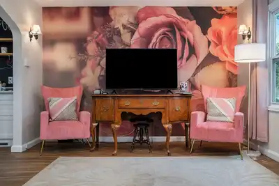 Image de Sweet Rose Cottage, w/ Hot tub - Romantic Getaway!