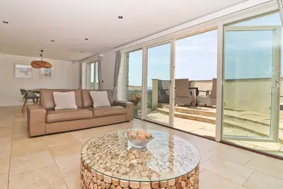 Image de Beachside apartment with a private patio garden and beautiful sea views