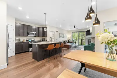 Image de Central Location with Scenic Mountain Vista Views from the Private Balcony!
