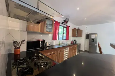 Image de Évasion Moderne à 3 Minutes de la Plage, Votre Havre de Paix en 3 Appartements ?