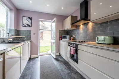 Image de Cosy 2 bedroom house 10 mins from Chester and the zoo. Sleeps 4 by Restfully
