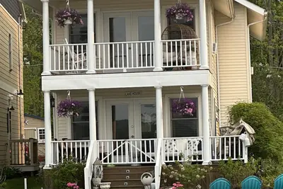 Image de Year round home on private drive with amazing views!