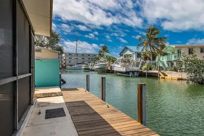 Waterfront Bungalow~ Charming Canal-front Home!