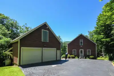 Image de Waterfront home with in-ground pool and stunning views of Pleasant Mountain!