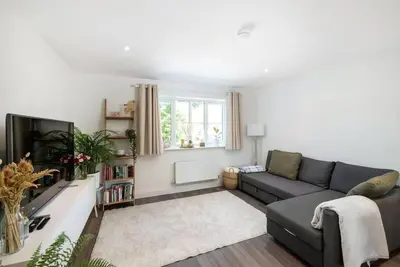 Image de 2 Bedroom, 2 Bathrooms, Parking, Electric Charger Juliet Balcony, Close to Reigate Station & Centre - 2230